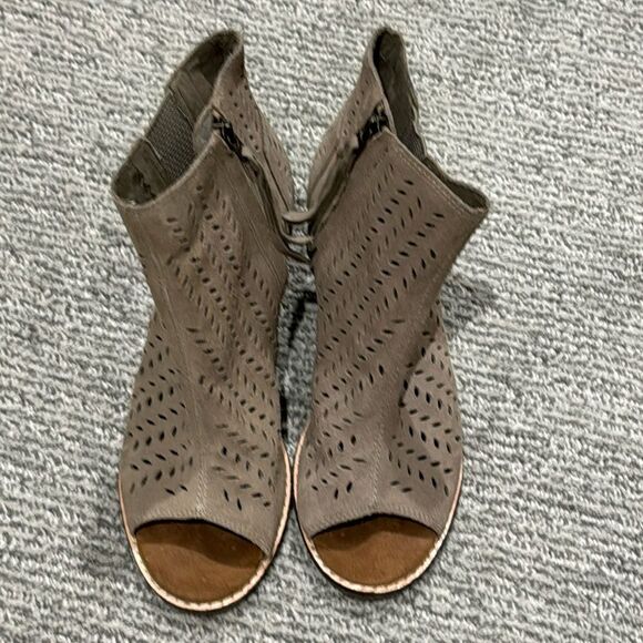 Toms  booties - Picture 1 of 4